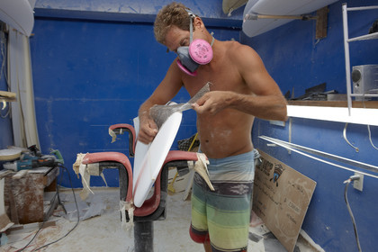 SHAPING A SURF BOARD.  NORTH SHORE (North Shore - Oahu Island - Hawaii-USA)