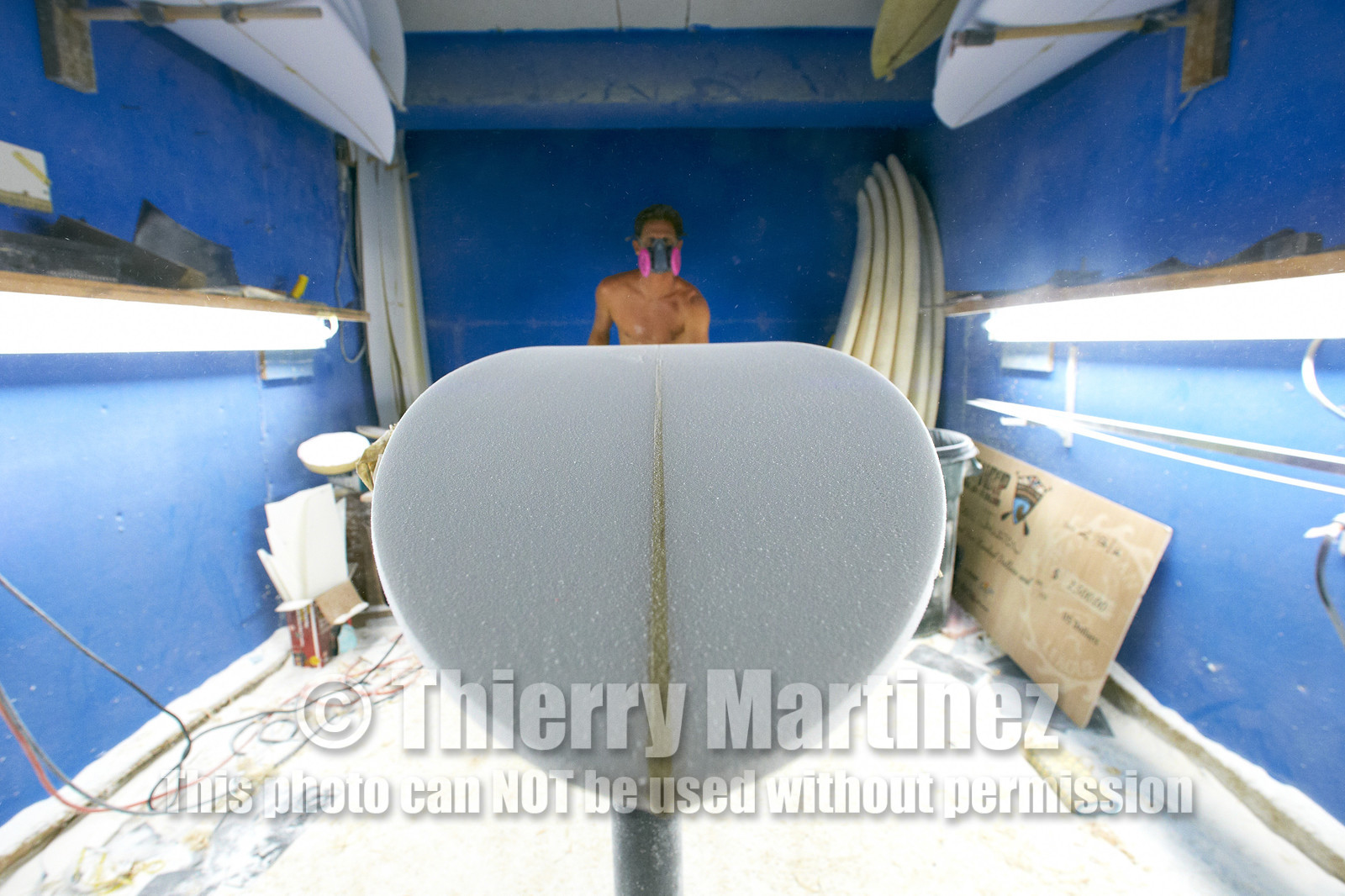 SHAPING A SURF BOARD.  NORTH SHORE (North Shore - Oahu Island - Hawaii-USA)