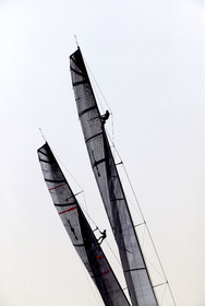 03_0212D ©Th.Martinez - Auckland (NZ) . America's Cup 2003. 18th February 2003. Day 2..Alinghi (SUI 64) vs Team NZ (NZL 82) .Team NZ's travelelr Nick Heron , and Alinghi's strategist Murray Jones in mast looking after wind...