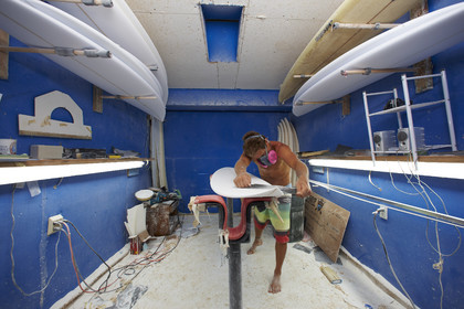 SHAPING A SURF BOARD.  NORTH SHORE (North Shore - Oahu Island - Hawaii-USA)