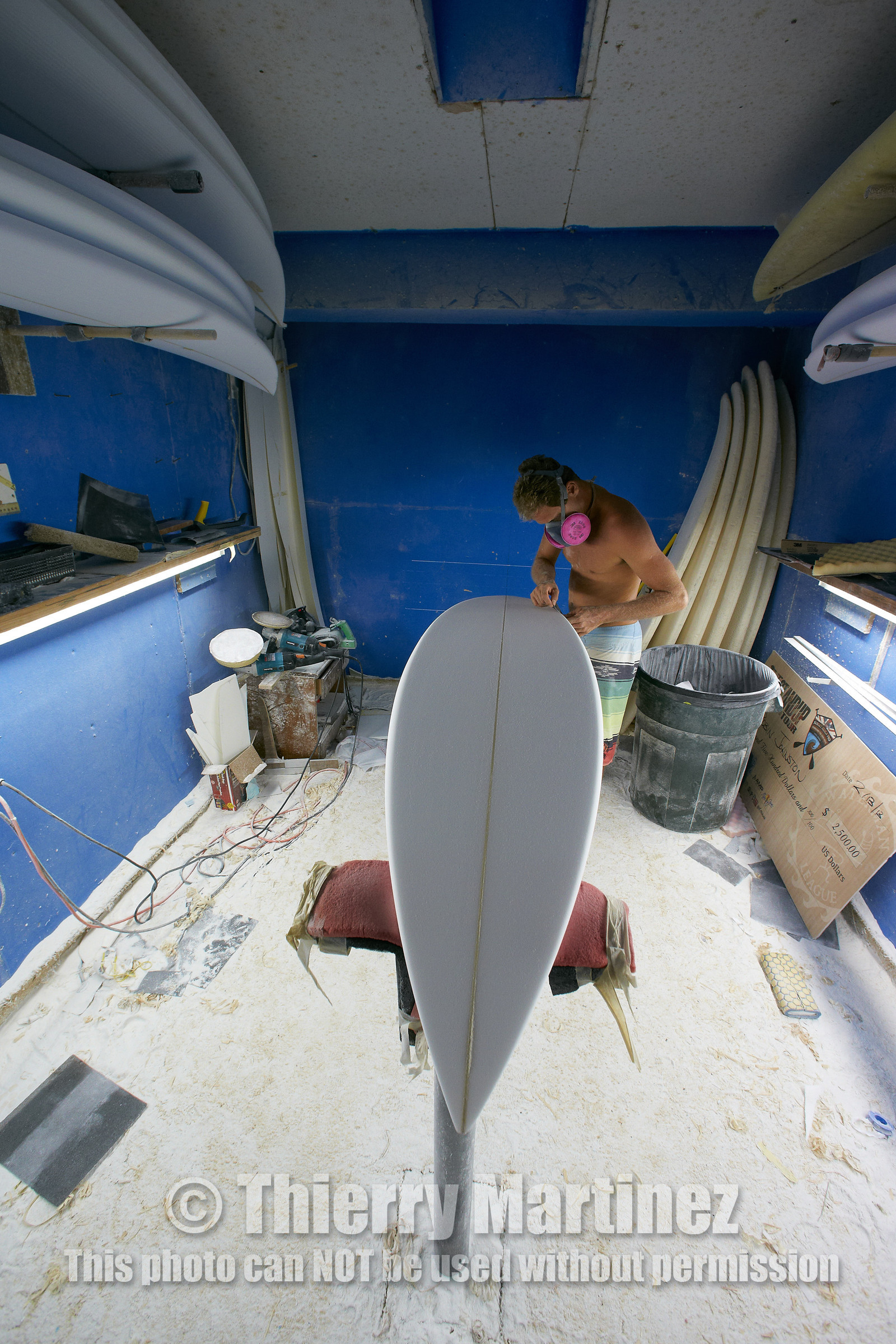 SHAPING A SURF BOARD.  NORTH SHORE (North Shore - Oahu Island - Hawaii-USA)