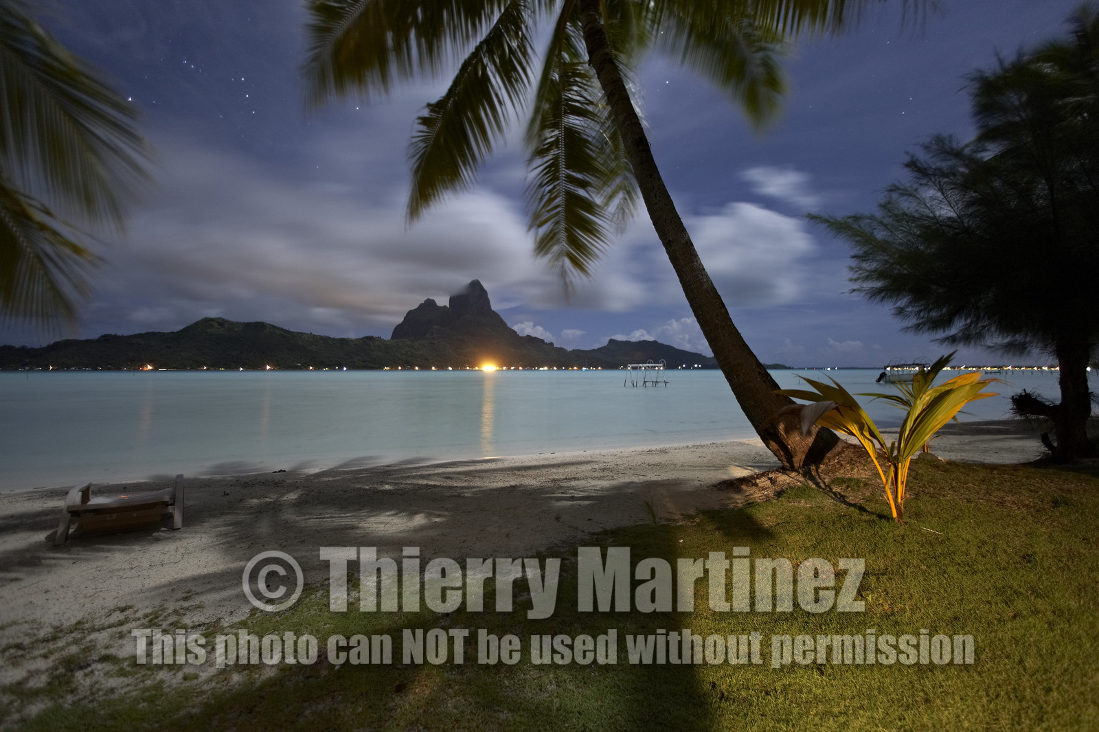 15_025813  ©ThMartinez Sea&Co.  BORA BORA - ILES SOUS LE VENT. POLYNESIE FRANCAISE .  6 Février 2015. .Moonlight photo of Bora Bora...