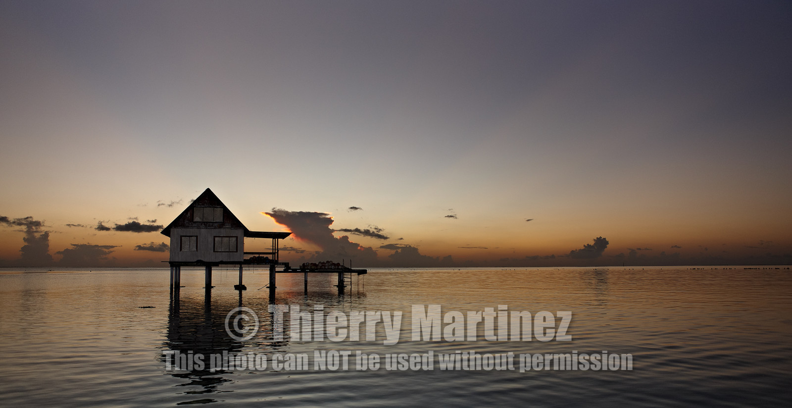 15_025752  ©ThMartinez Sea&Co.  RAIATEA - ILES SOUS LE VENT. POLYNESIE FRANCAISE .  2 Février 2015. ..Ferme perliere dans le lagon de Raiatea au couché du soleil.