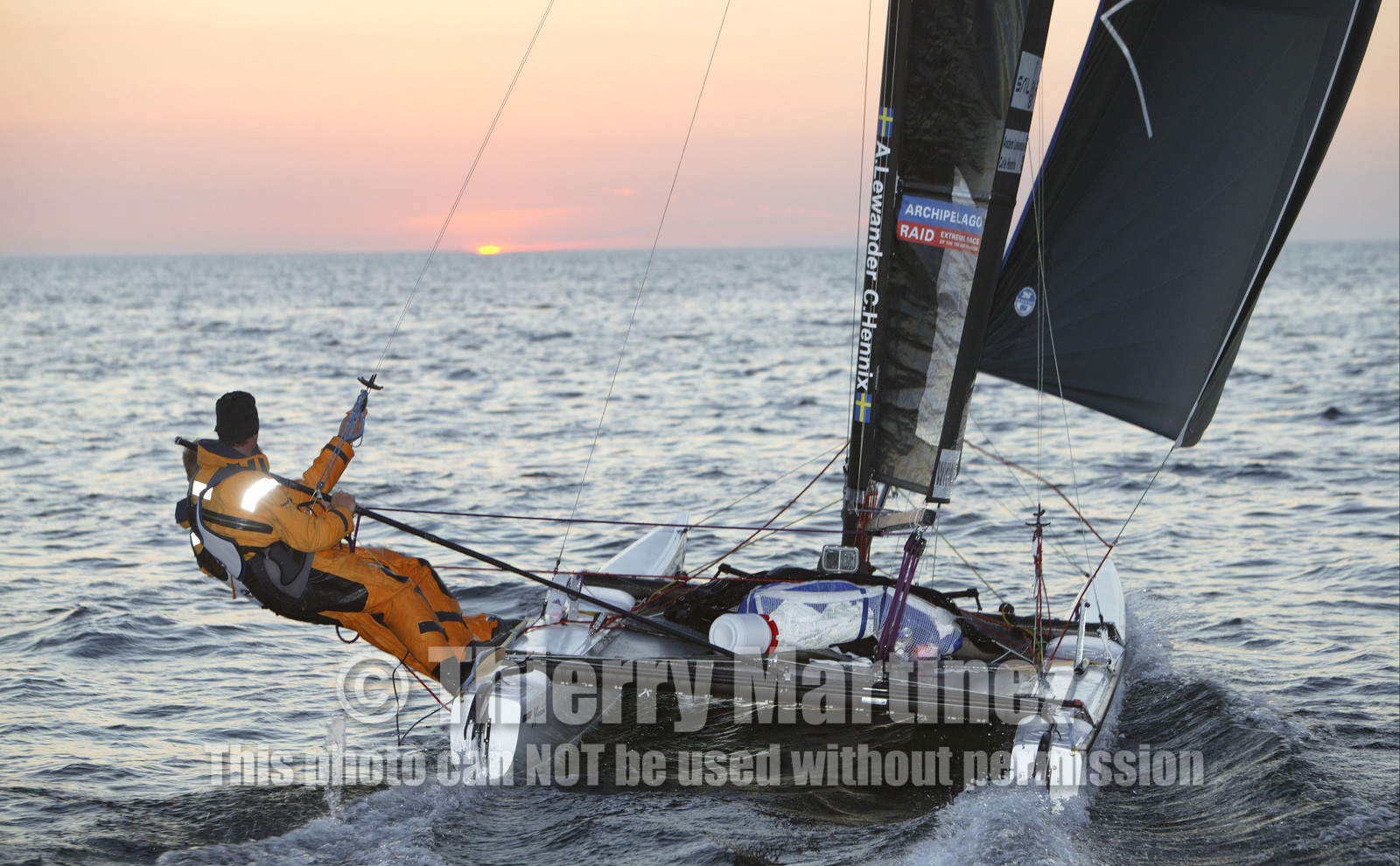03_3178D © Th.Martinez,STOCKHOLM ARCHIPELAGO SWEDEN,9 07 03-Archipelago Raid (2003)  Leg 2.First sunrise on Archipelago Raid 2003. TIDERMANS Anders Lewander (SWE) & Calle Hendix (SWE)