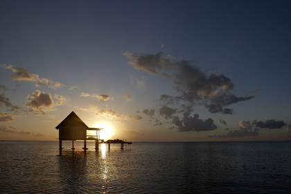 15_025373  ©ThMartinez Sea&Co.  RAIATEA - ILES SOUS LE VENT. POLYNESIE FRANCAISE .  2 Février 2015. ..Ferme perliere dans le lagon de Raiatea au couché du soleil.