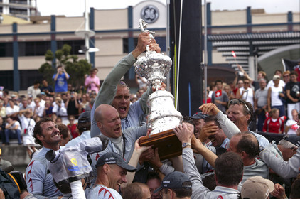 03_1432D © Th.Martinez . Auckland   New Zealand. 2nd March 2003 America's Cup 2003. Day 5, Alinghi (SUI64) vs Team New Zealand (NZL82). Alinghi winner of the 31st America's Cup. Docking ceremony, presentation of the America's Cup in the Viaduct Bassin.