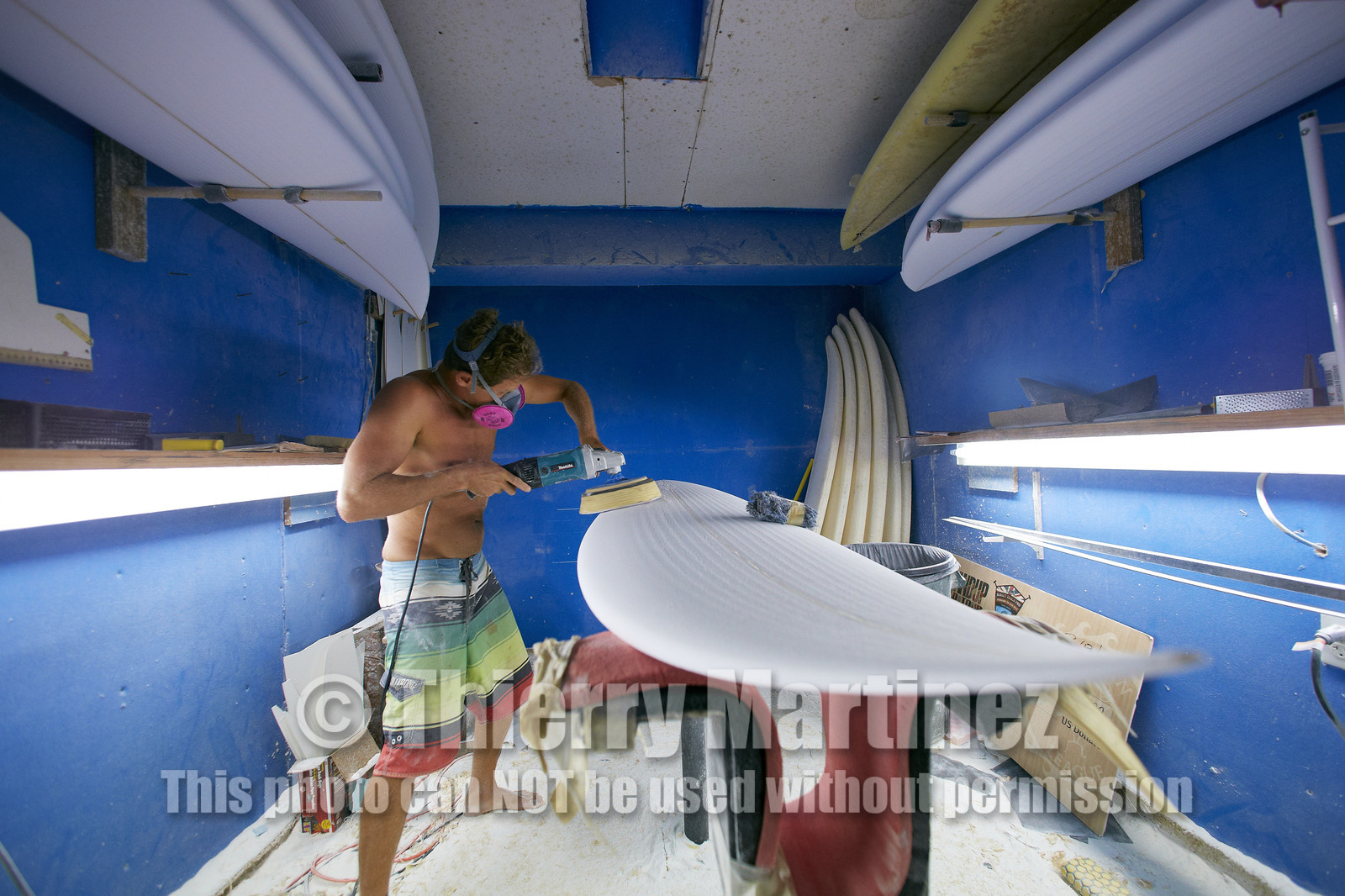 SHAPING A SURF BOARD.  NORTH SHORE (North Shore - Oahu Island - Hawaii-USA)