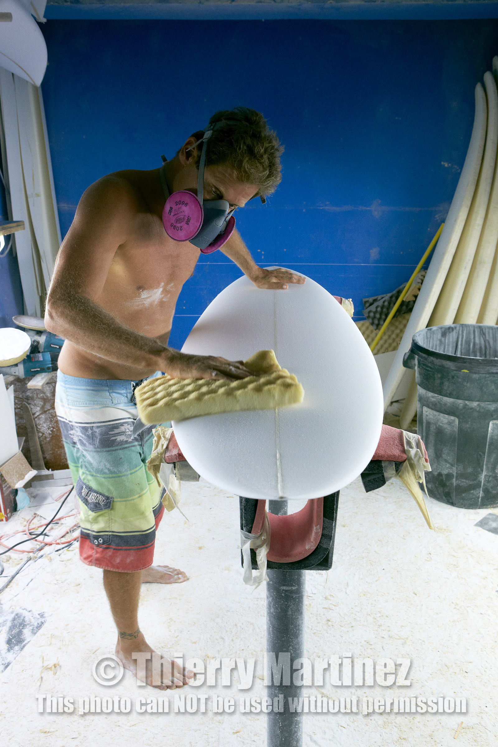 SHAPING A SURF BOARD.  NORTH SHORE (North Shore - Oahu Island - Hawaii-USA)