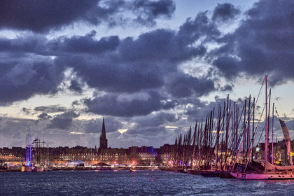 22_37059   © Thierry Martinez.ST MALO, FRANCE. 3 Novembre  2022ROUTE DU RHUM 2022.Flotte à la tombée de la nuit.