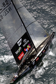 03_0191D ©Th.Martinez - Auckland (NZ) . America's Cup 2003. 18th February 2003. Day 3..Alinghi (SUI 64) vs Team NZ (NZL 82) . NZL 82 upwind in third leg...