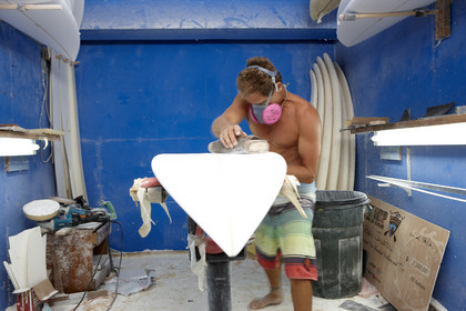 SHAPING A SURF BOARD.  NORTH SHORE (North Shore - Oahu Island - Hawaii-USA)