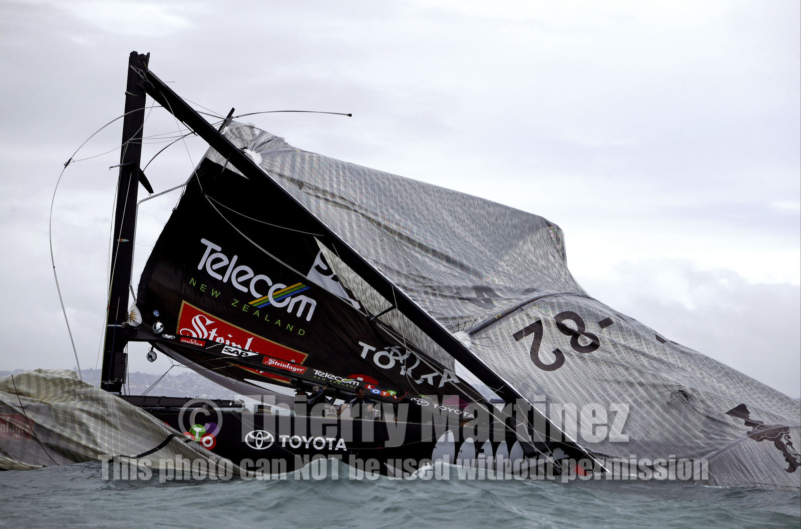 03_0253D ©Th.Martinez - Auckland (NZ) . America's Cup 2003. 28th February 2003. Day 4 .Alinghi (SUI 64) vs Team NZ (NZL 82) .Team NZ's boat dismast 57 minutes after the start in only 18 knots of windwith a swell of 1.5 m.  Alinghi is leading Team NZ  4-0 after 4 races.