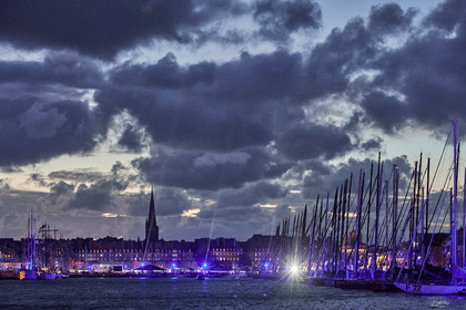 22_37051   © Thierry Martinez.ST MALO, FRANCE. 3 Novembre  2022ROUTE DU RHUM 2022.Flotte à la tombée de la nuit.