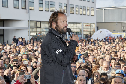 Single-handed sailing round the world record .