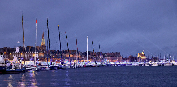 22_36951   © Thierry Martinez.ST MALO, FRANCE. 2 Novembre  2022ROUTE DU RHUM 2022.Flotte à la tombée de la nuit