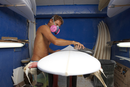 SHAPING A SURF BOARD.  NORTH SHORE (North Shore - Oahu Island - Hawaii-USA)