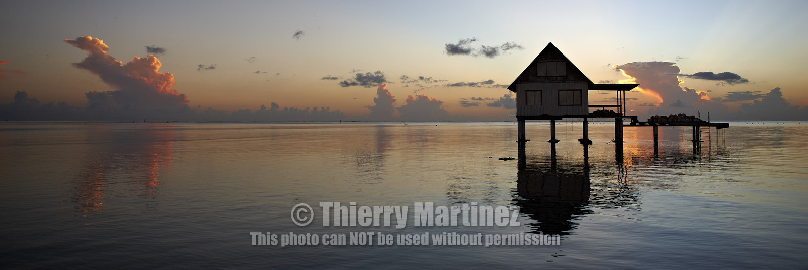 15_025697  ©ThMartinez Sea&Co.  RAIATEA - ILES SOUS LE VENT. POLYNESIE FRANCAISE .  2 Février 2015. ..Ferme perliere dans le lagon de Raiatea au couché du soleil.