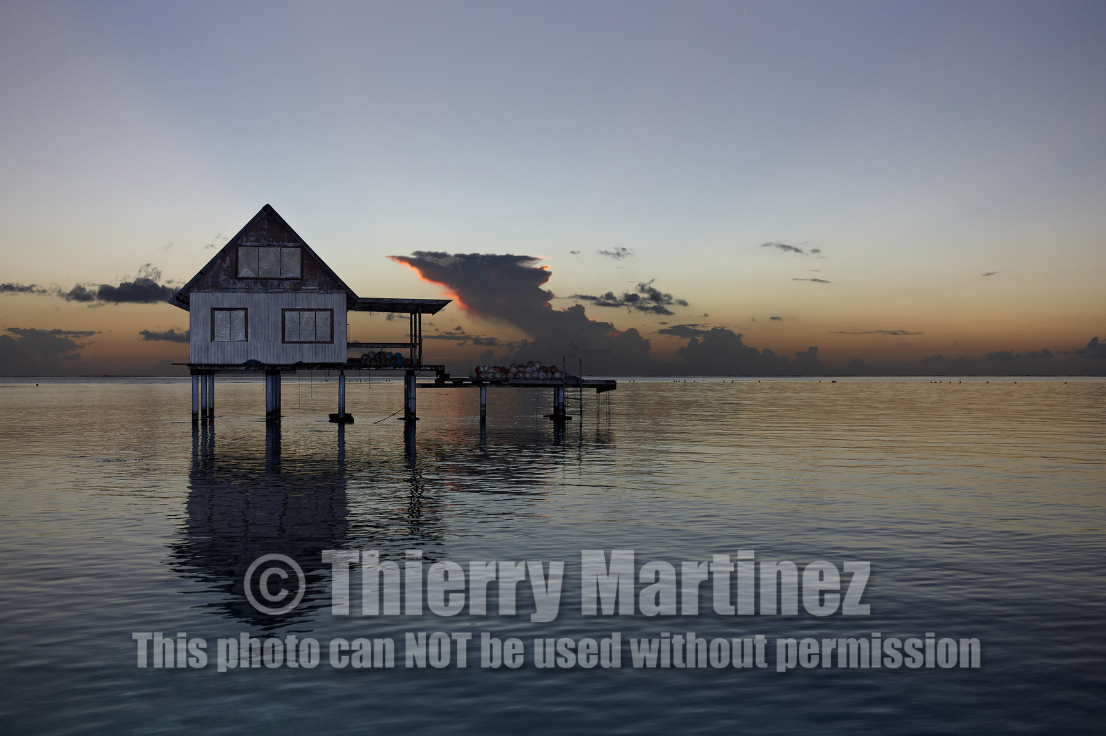15_025765  ©ThMartinez Sea&Co.  RAIATEA - ILES SOUS LE VENT. POLYNESIE FRANCAISE .  2 Février 2015. ..Ferme perliere dans le lagon de Raiatea au couché du soleil.