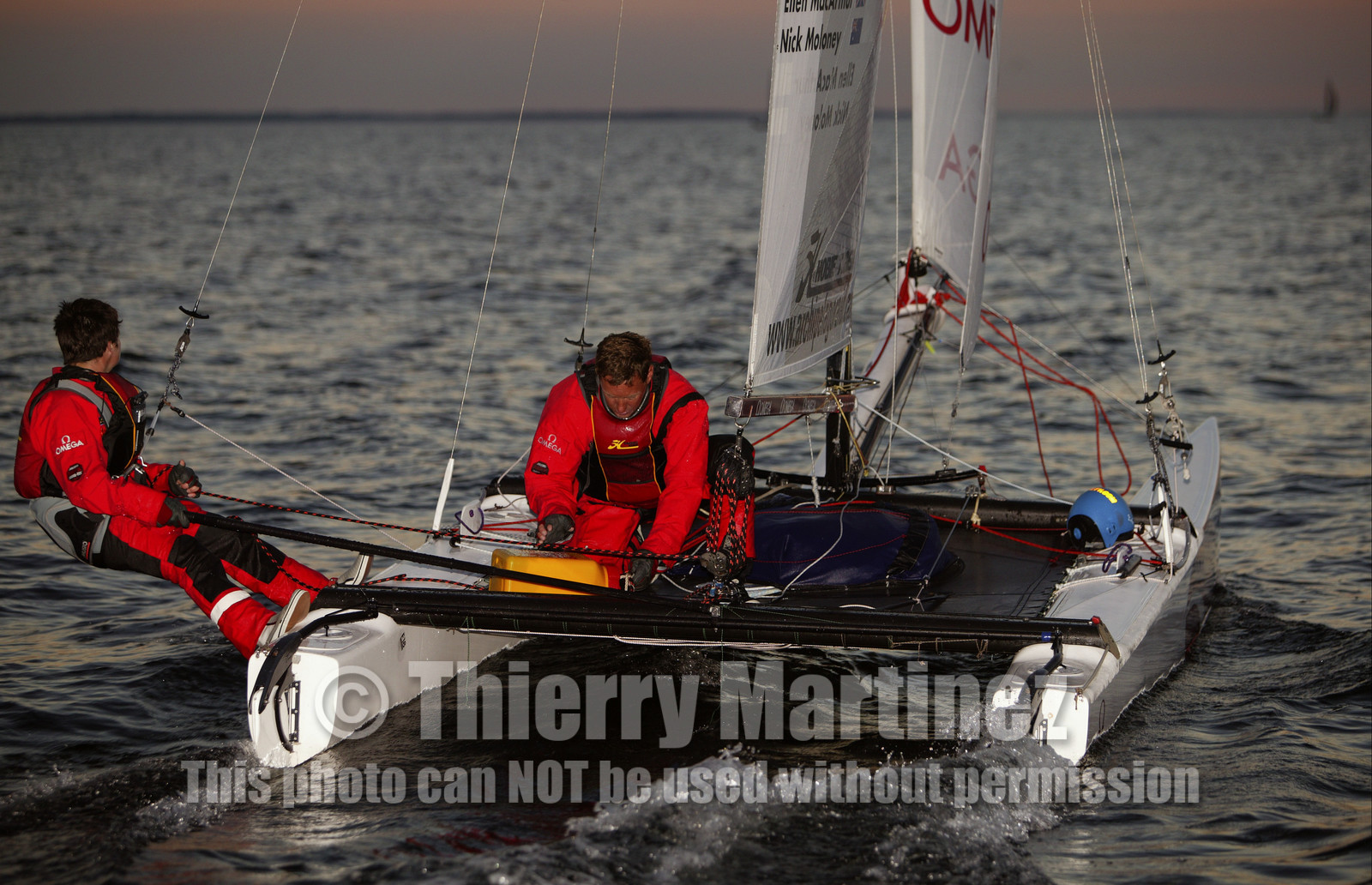 03_3176D  © Th.Martinez,STOCKHOLM ARCHIPELAGO - SWEDEN8 07 03-Archipelago Raid (2003)  Day 2.OMEGA Ellen MacArthur (UK) at the helm and NICK MOLONEY (AUS)  . First sunrise of the race.