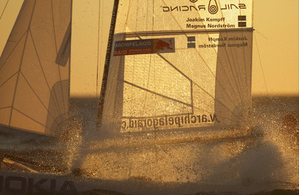 03_3238D © Th.Martinez,STOCKHOLM ARCHIPELAGO SWEDEN, 10 07 03-Archipelago Raid (2003)  Day 3..Team NOKIA-Kempff  Magnus Nordstrom (SWE)& Joakim Kempff (SWE) sailing in sunset light on the way back from Finland to Sweden.