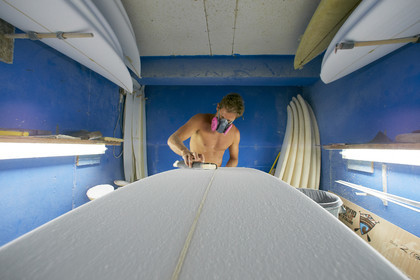 SHAPING A SURF BOARD.  NORTH SHORE (North Shore - Oahu Island - Hawaii-USA)