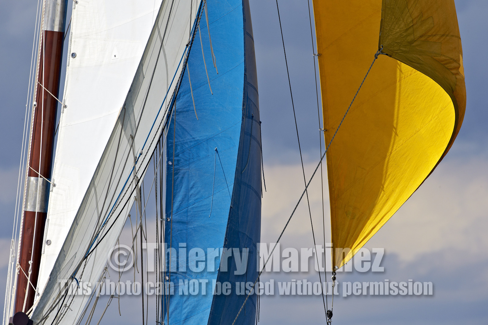 Langoustier  KROG E BARZ sous voile dans le golfe du Morbihan.