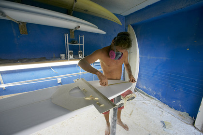 SHAPING A SURF BOARD.  NORTH SHORE (North Shore - Oahu Island - Hawaii-USA)