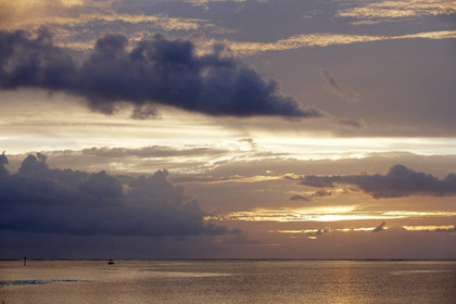 15_024736  ©ThMartinez Sea&Co.  RAIATEA - ILES SOUS LE VENT. POLYNESIE FRANCAISE .  2 Février 2015. ..SUNSET