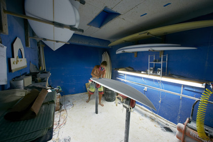 SHAPING A SURF BOARD.  NORTH SHORE (North Shore - Oahu Island - Hawaii-USA)
