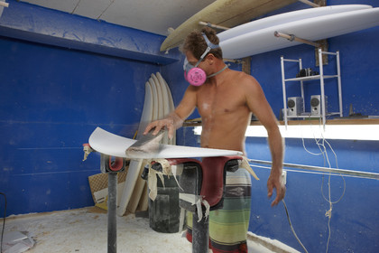 SHAPING A SURF BOARD.  NORTH SHORE (North Shore - Oahu Island - Hawaii-USA)