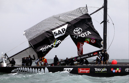03_0255D ©Th.Martinez - Auckland (NZ) . America's Cup 2003. 28th February 2003. Day 4 .Alinghi (SUI 64) vs Team NZ (NZL 82) .Team NZ's boat dismast 57 minutes after the start in only 18 knots of windwith a swell of 1.5 m.  Team NZ crew trying to take off the main sail from the broken mast.. Alinghi is leading Team NZ  4-0 after 4 races.