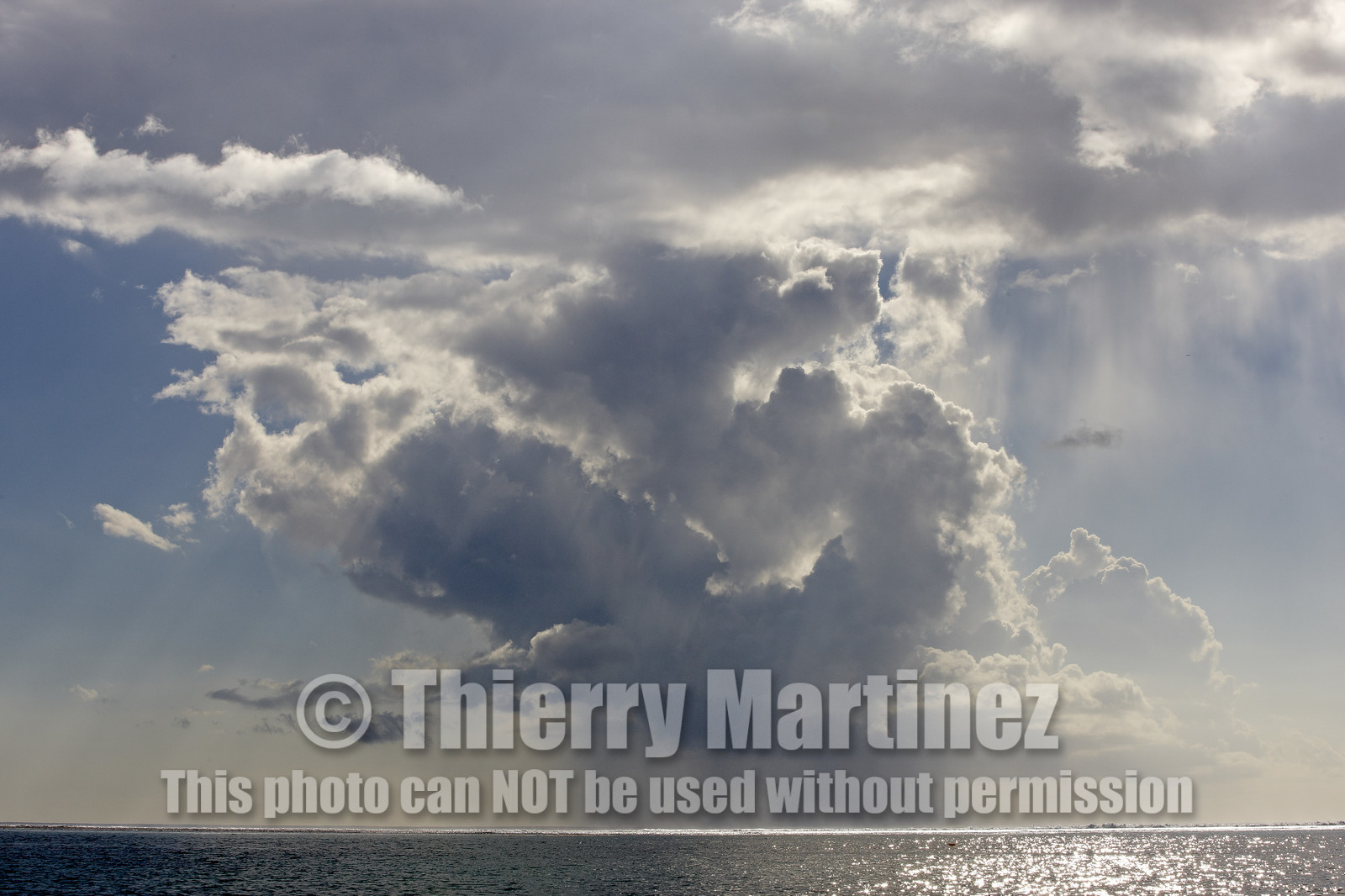 15_025133  ©ThMartinez Sea&Co.  RAIATEA - ILES SOUS LE VENT. POLYNESIE FRANCAISE .  2 Février 2015. ..NUAGE DE GRAIN DE PLUIE