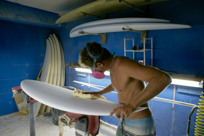 SHAPING A SURF BOARD.  NORTH SHORE (North Shore - Oahu Island - Hawaii-USA)