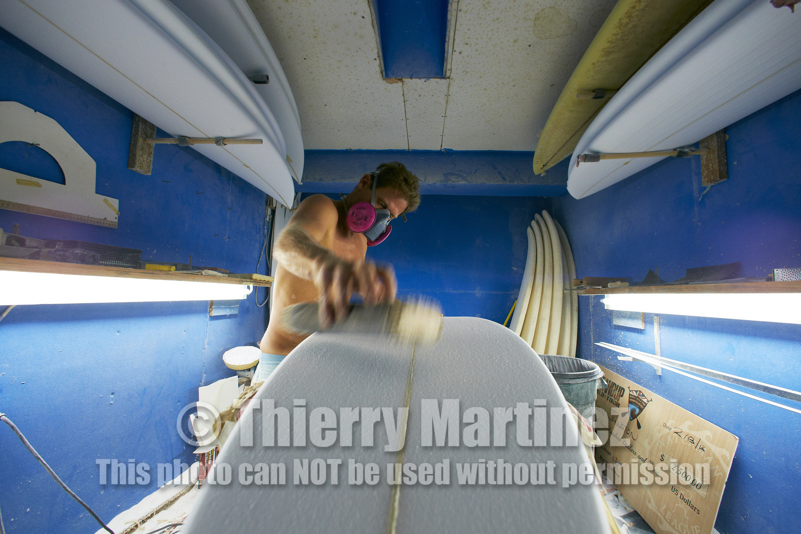 SHAPING A SURF BOARD.  NORTH SHORE (North Shore - Oahu Island - Hawaii-USA)