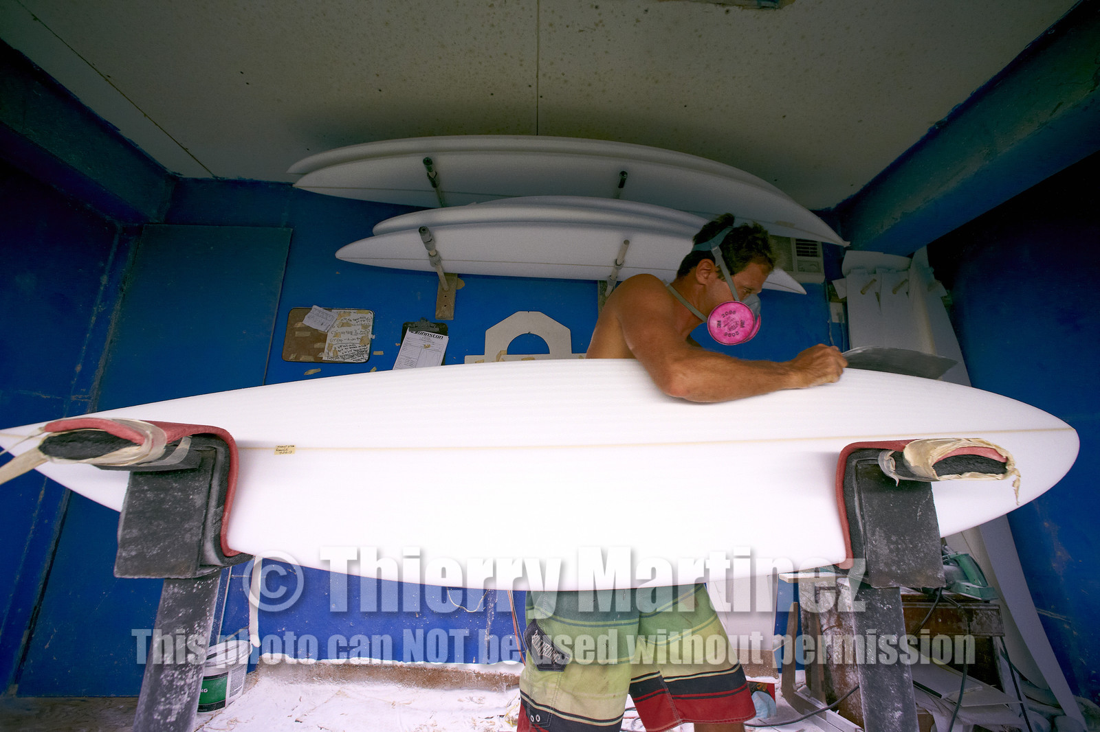 SHAPING A SURF BOARD.  NORTH SHORE (North Shore - Oahu Island - Hawaii-USA)