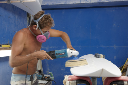 SHAPING A SURF BOARD.  NORTH SHORE (North Shore - Oahu Island - Hawaii-USA)