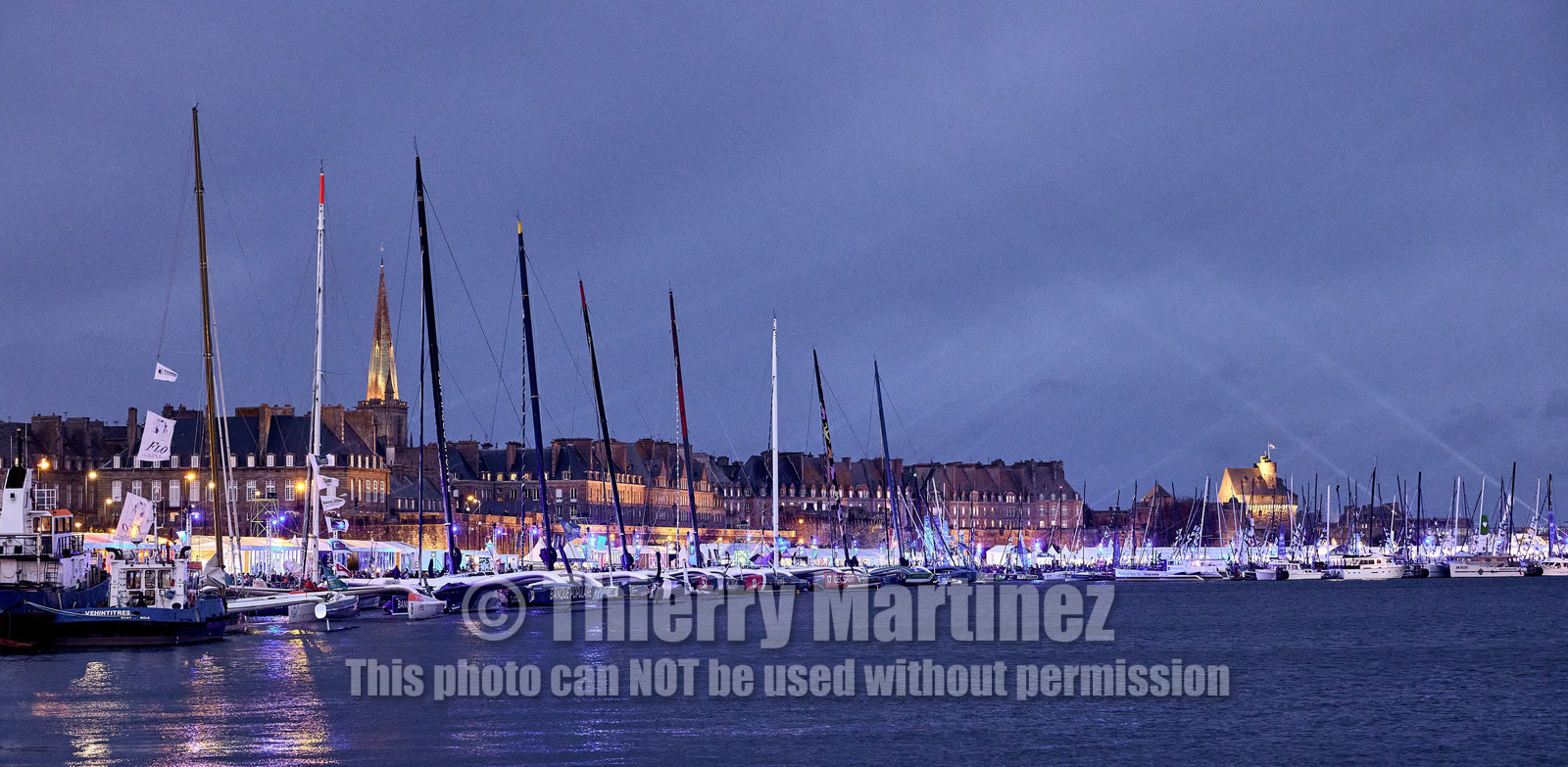 22_36951   © Thierry Martinez.ST MALO, FRANCE. 2 Novembre  2022ROUTE DU RHUM 2022.Flotte à la tombée de la nuit