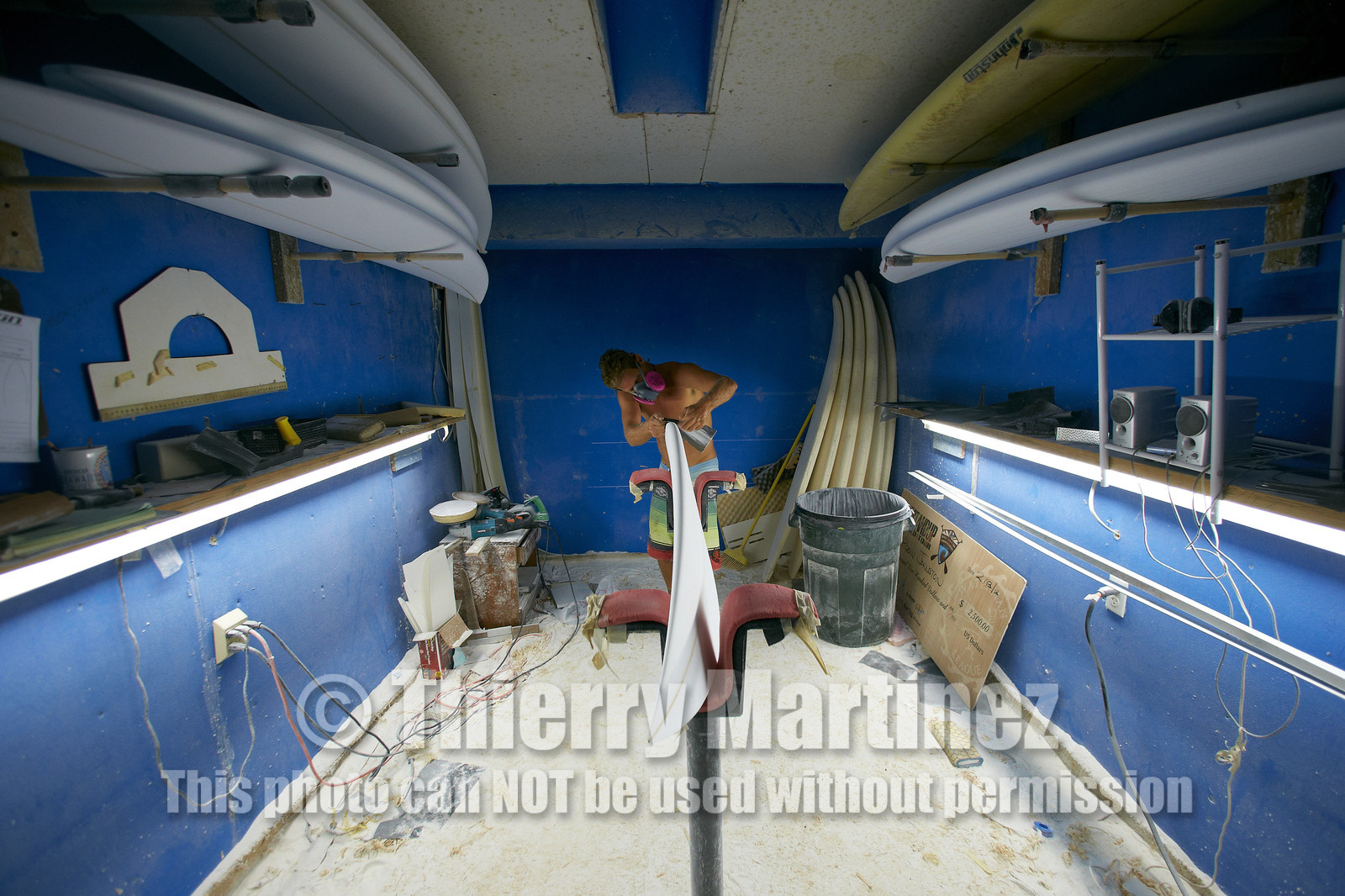 SHAPING A SURF BOARD.  NORTH SHORE (North Shore - Oahu Island - Hawaii-USA)
