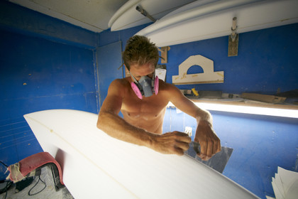 SHAPING A SURF BOARD.  NORTH SHORE (North Shore - Oahu Island - Hawaii-USA)