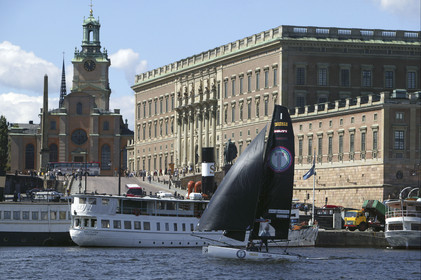 03_3269D © Th.Martinez,STOCKHOLM SWEDEN11 07 03-Archipelago Raid (2003). Last leg..TIDERMANS Anders Lewander (SWE) & Calle Hendix (SWE), passing by the Royal's palace in Stokholm.