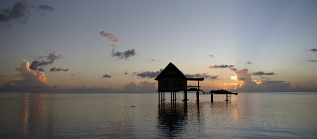 15_025601  ©ThMartinez Sea&Co.  RAIATEA - ILES SOUS LE VENT. POLYNESIE FRANCAISE .  2 Février 2015. ..Ferme perliere dans le lagon de Raiatea au couché du soleil.