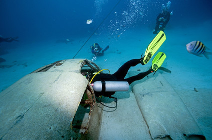 DIVING IN BAHAMAS. Dec 2006.