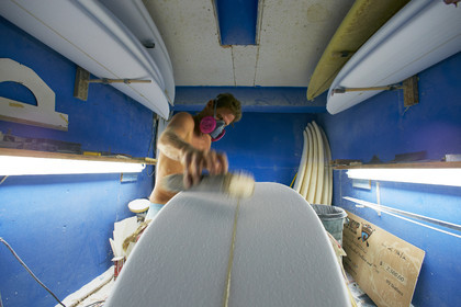 SHAPING A SURF BOARD.  NORTH SHORE (North Shore - Oahu Island - Hawaii-USA)