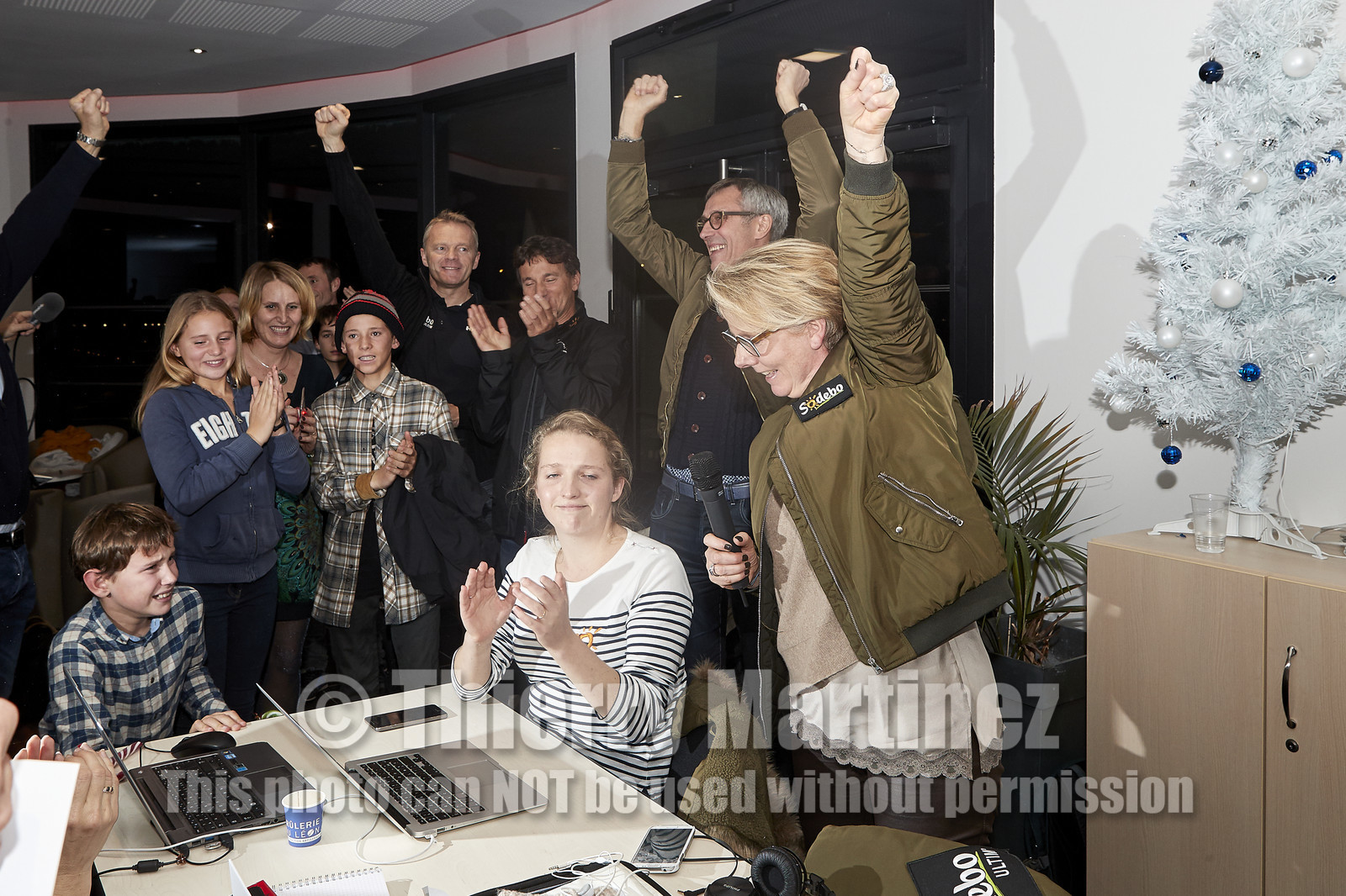 Single-handed sailing round the world record .