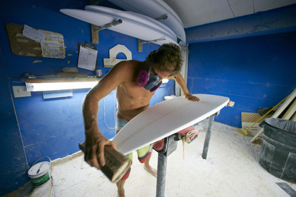 SHAPING A SURF BOARD.  NORTH SHORE (North Shore - Oahu Island - Hawaii-USA)