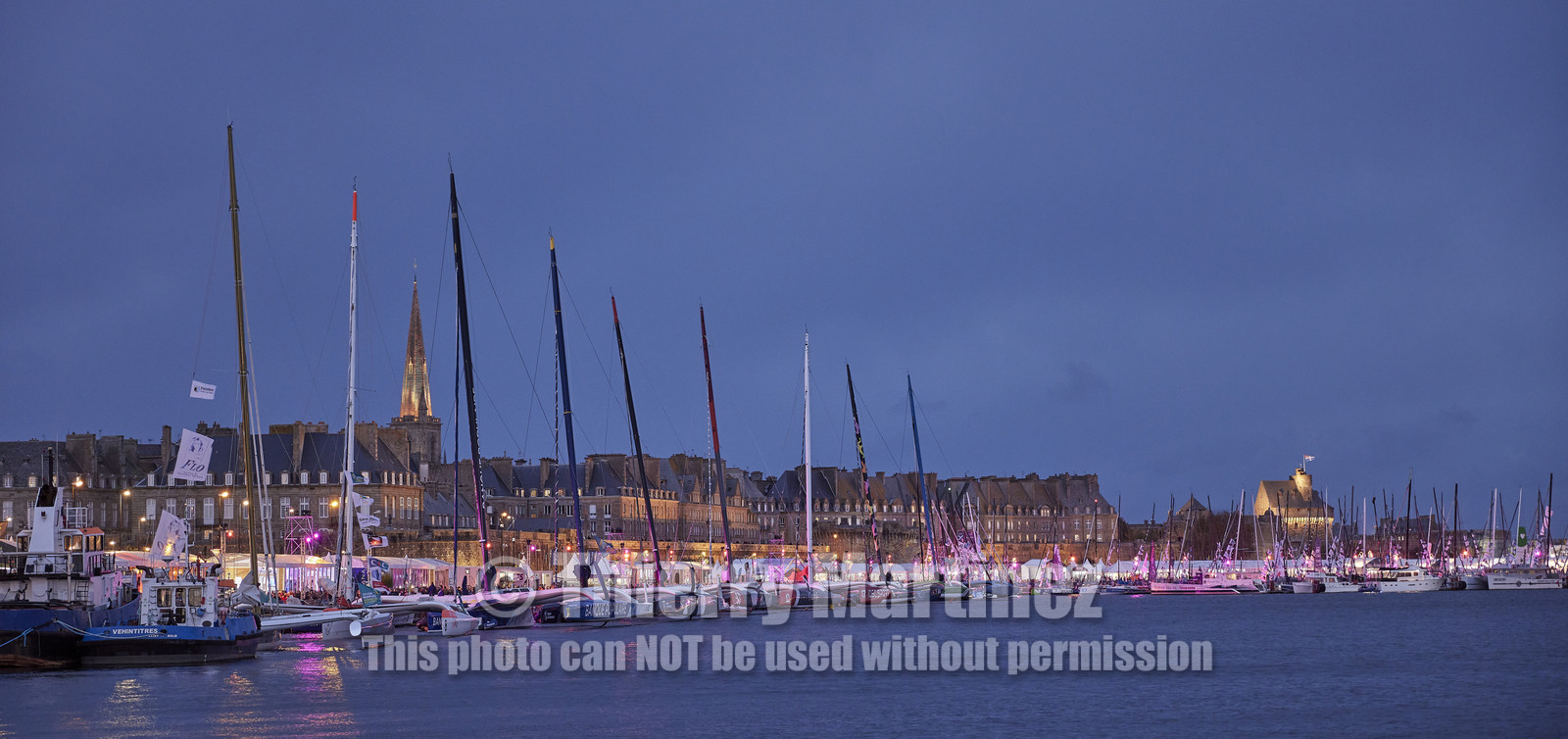 22_36921   © Thierry Martinez.ST MALO, FRANCE. 2 Novembre  2022ROUTE DU RHUM 2022.Flotte à la tombée de la nuit