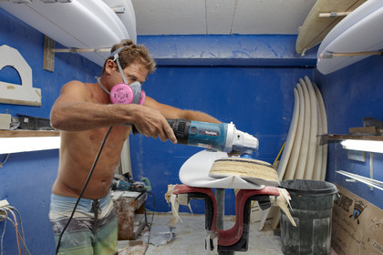 SHAPING A SURF BOARD.  NORTH SHORE (North Shore - Oahu Island - Hawaii-USA)