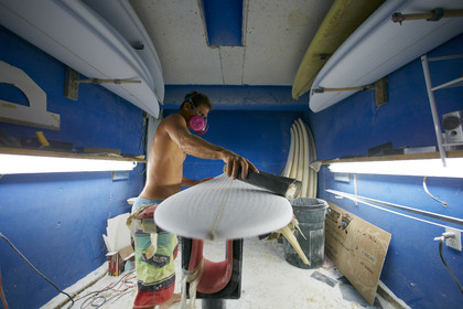 SHAPING A SURF BOARD.  NORTH SHORE (North Shore - Oahu Island - Hawaii-USA)