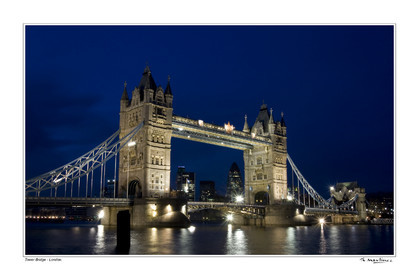 Photo disponible en tirage photo Fine Art,tirage original limités à 30 exemplaires.Chaque tirage est numéroté avec certificat d’authenticité signé.Pour choisir le format et support merci d'utiliser le caddie à coté de la photo.Formats disponibles : Tirage sur papier ( tirage seul) :  30x45 cm   40x60 cm  60x90 cm. Vous pouvez choisir le tirage avec un fond blanc ou noir , à votre convenance. Tirage sur papier contrecollé sur Dibond ( pas de bord blanc ou noir autour de l'image), avec système d'attache au dos:  30x45 cm   40x60 cm  50x75 cm  80x120cm.Tirage sur toile ( Canvas) monté sur chassis bois (pas de bord blanc ou noir autour de l'image), avec système d'attache au dos :  50x75 cm  80x120cm.Expédition ( Dans le monde entier): Colissimo (assurance) avec signature à réception. 48h pour la France métropolitaine.Il est possible de récupérer les tirages à La Galerie du Golfe (sans frais d'expèdition).Conditionnement tirages seuls: tube cylindrique renforcé + boite.