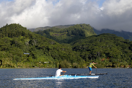 15_025191  ©ThMartinez Sea&Co.  RAIATEA - ILES SOUS LE VENT. POLYNESIE FRANCAISE .  2 Février 2015. ..Jeunes tahitiens pratiquant des sports nautiques dan sle lagon de Raiatea